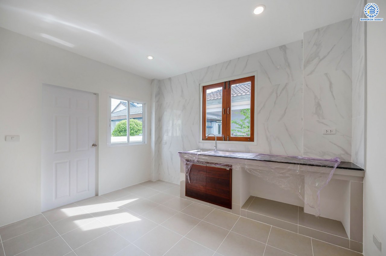 บ้านมือสองตกแต่งใหม่ โครงการ ปัญจทรัพย์พาร์ค ปิ่นเกล้า เนื้อที่ 60 ตร.ว. พื้นที่ใช้สอยมากกว่า 208.59 ตร.ม. ฟังก์ชันจัดเต็ม 3 ห้องนอน 3 ห้องน้ำ จอดรถได้ 1 คัน ตอบโจทย์ทุกการเดินทาง บนทำเลศักยภาพ ติดถนนบรมราชชนนี เชื่อมต่อทางคู่ขนานลอยฟ้า ใกล้รถไฟฟ้าสายสีน้ำเงิน "สถานีบางพลัด"