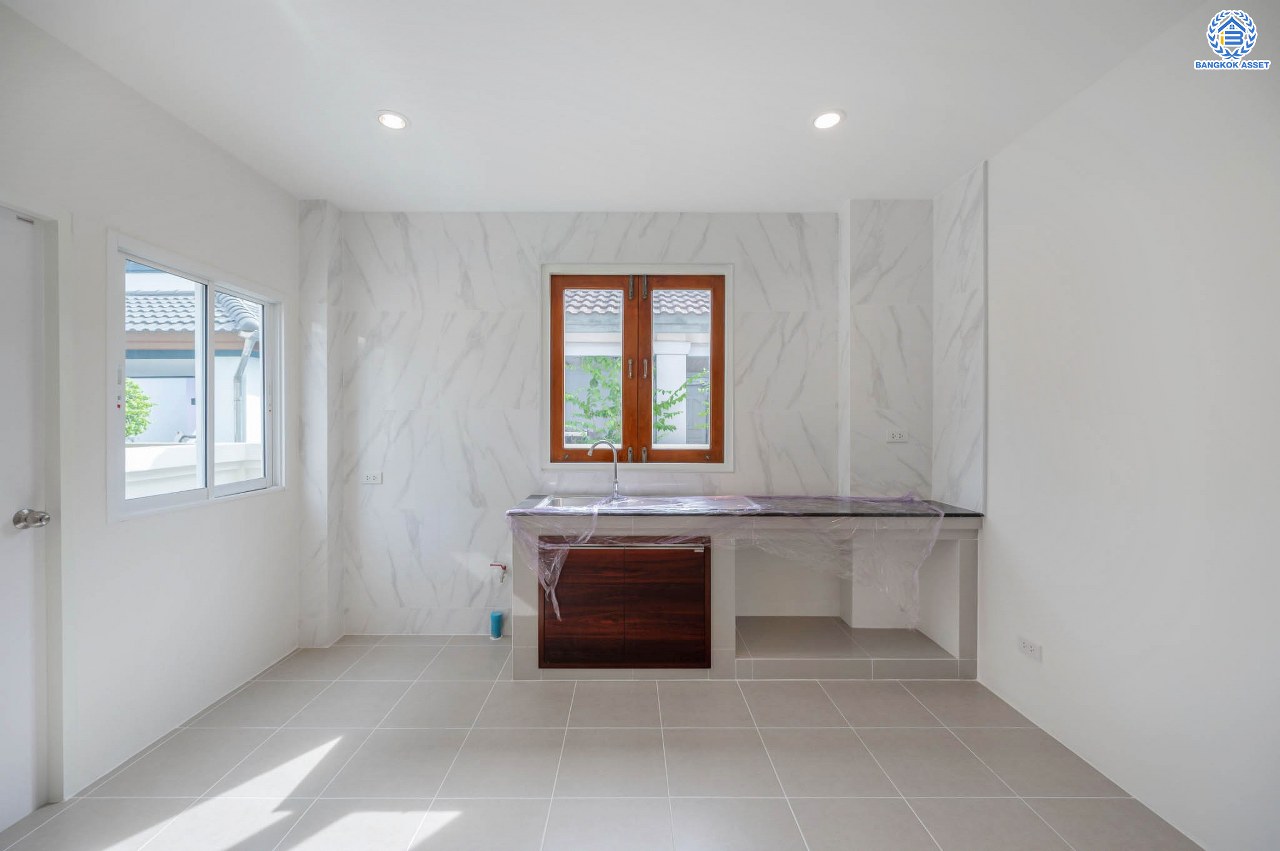 บ้านมือสองตกแต่งใหม่ โครงการ ปัญจทรัพย์พาร์ค ปิ่นเกล้า เนื้อที่ 60 ตร.ว. พื้นที่ใช้สอยมากกว่า 208.59 ตร.ม. ฟังก์ชันจัดเต็ม 3 ห้องนอน 3 ห้องน้ำ จอดรถได้ 1 คัน ตอบโจทย์ทุกการเดินทาง บนทำเลศักยภาพ ติดถนนบรมราชชนนี เชื่อมต่อทางคู่ขนานลอยฟ้า ใกล้รถไฟฟ้าสายสีน้ำเงิน "สถานีบางพลัด"