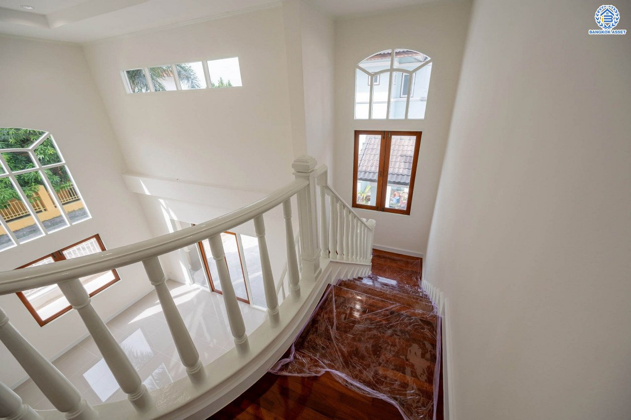 บ้านมือสองตกแต่งใหม่ โครงการ ปัญจทรัพย์พาร์ค ปิ่นเกล้า เนื้อที่ 60 ตร.ว. พื้นที่ใช้สอยมากกว่า 208.59 ตร.ม. ฟังก์ชันจัดเต็ม 3 ห้องนอน 3 ห้องน้ำ จอดรถได้ 1 คัน ตอบโจทย์ทุกการเดินทาง บนทำเลศักยภาพ ติดถนนบรมราชชนนี เชื่อมต่อทางคู่ขนานลอยฟ้า ใกล้รถไฟฟ้าสายสีน้ำเงิน "สถานีบางพลัด"