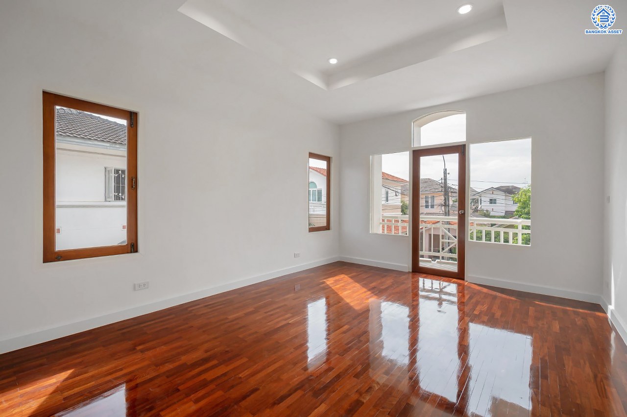 บ้านมือสองตกแต่งใหม่ โครงการ ปัญจทรัพย์พาร์ค ปิ่นเกล้า เนื้อที่ 60 ตร.ว. พื้นที่ใช้สอยมากกว่า 208.59 ตร.ม. ฟังก์ชันจัดเต็ม 3 ห้องนอน 3 ห้องน้ำ จอดรถได้ 1 คัน ตอบโจทย์ทุกการเดินทาง บนทำเลศักยภาพ ติดถนนบรมราชชนนี เชื่อมต่อทางคู่ขนานลอยฟ้า ใกล้รถไฟฟ้าสายสีน้ำเงิน "สถานีบางพลัด"