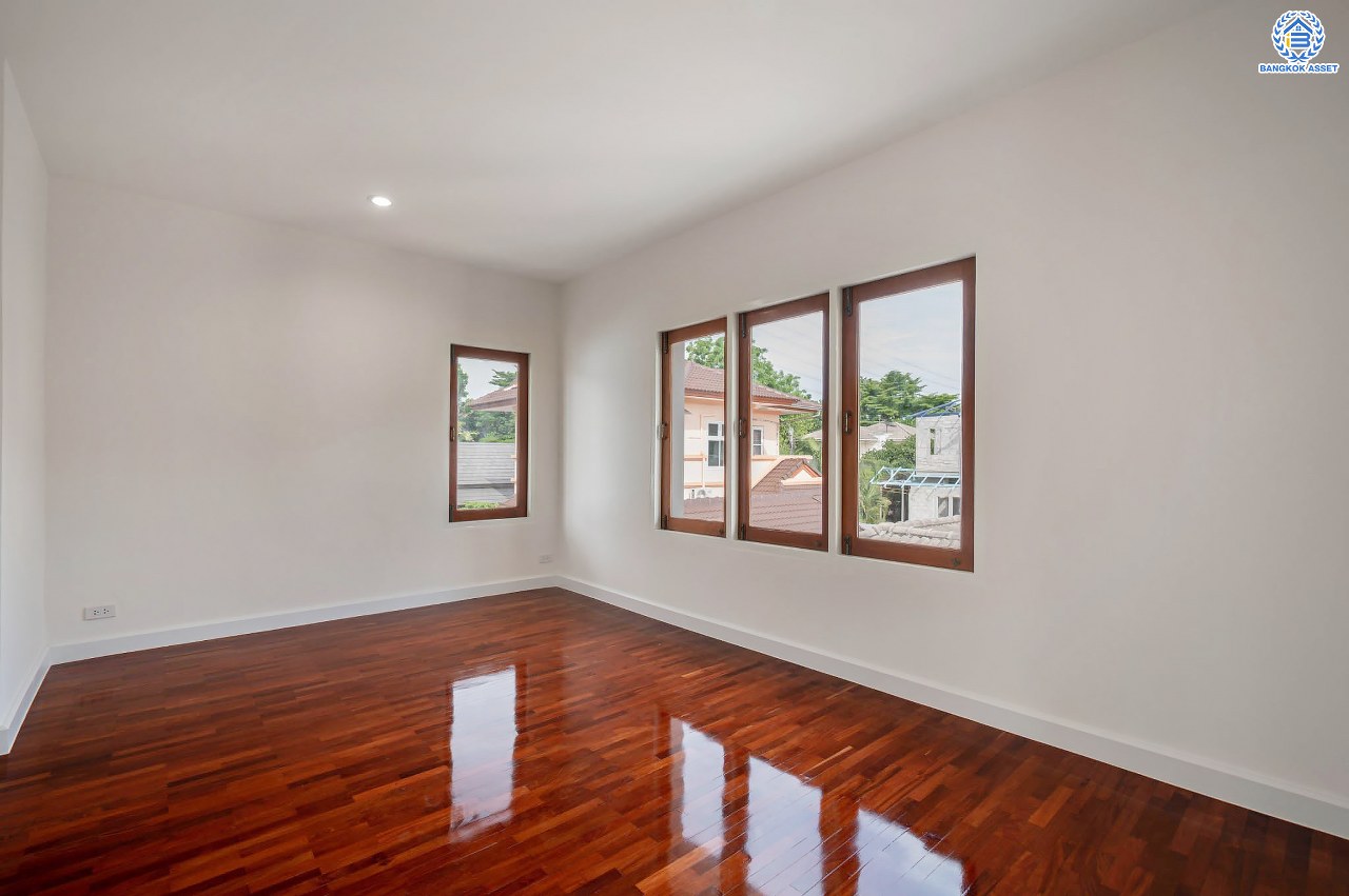 บ้านมือสองตกแต่งใหม่ โครงการ ปัญจทรัพย์พาร์ค ปิ่นเกล้า เนื้อที่ 60 ตร.ว. พื้นที่ใช้สอยมากกว่า 208.59 ตร.ม. ฟังก์ชันจัดเต็ม 3 ห้องนอน 3 ห้องน้ำ จอดรถได้ 1 คัน ตอบโจทย์ทุกการเดินทาง บนทำเลศักยภาพ ติดถนนบรมราชชนนี เชื่อมต่อทางคู่ขนานลอยฟ้า ใกล้รถไฟฟ้าสายสีน้ำเงิน "สถานีบางพลัด"