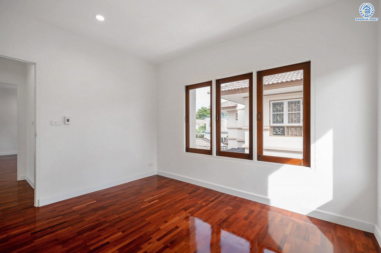 บ้านมือสองตกแต่งใหม่ โครงการ ปัญจทรัพย์พาร์ค ปิ่นเกล้า เนื้อที่ 60 ตร.ว. พื้นที่ใช้สอยมากกว่า 208.59 ตร.ม. ฟังก์ชันจัดเต็ม 3 ห้องนอน 3 ห้องน้ำ จอดรถได้ 1 คัน ตอบโจทย์ทุกการเดินทาง บนทำเลศักยภาพ ติดถนนบรมราชชนนี เชื่อมต่อทางคู่ขนานลอยฟ้า ใกล้รถไฟฟ้าสายสีน้ำเงิน "สถานีบางพลัด"