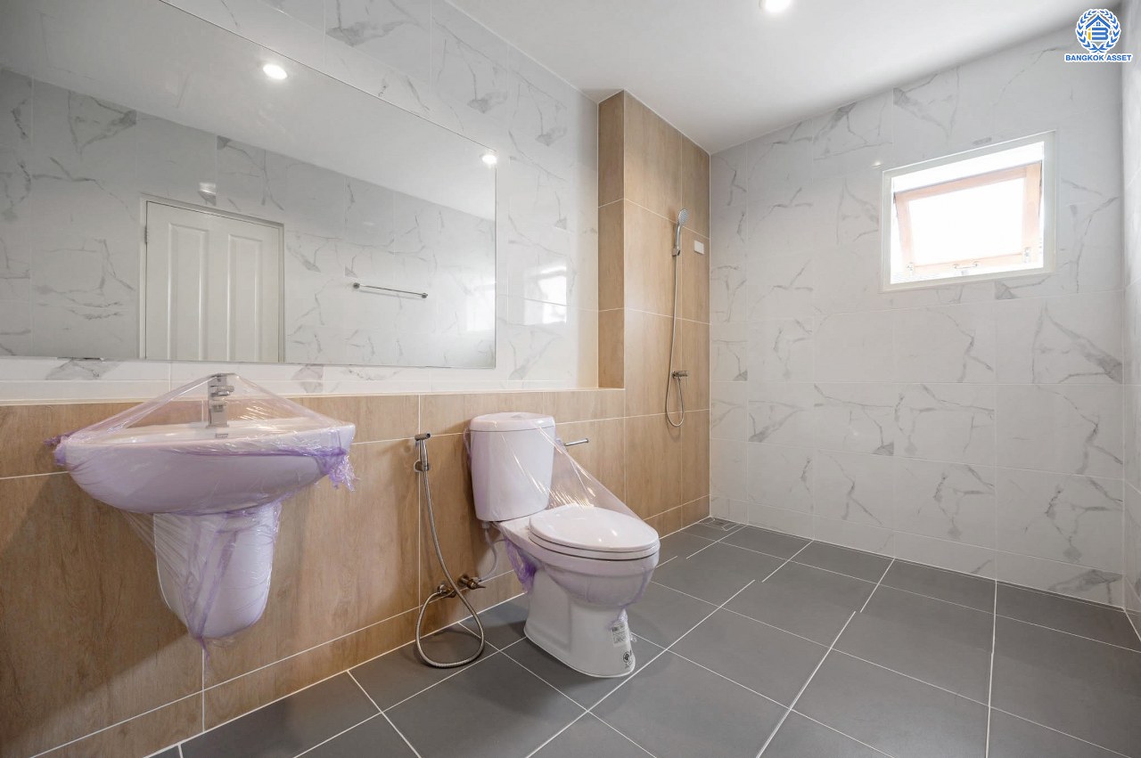 บ้านมือสองตกแต่งใหม่ โครงการ ปัญจทรัพย์พาร์ค ปิ่นเกล้า เนื้อที่ 60 ตร.ว. พื้นที่ใช้สอยมากกว่า 208.59 ตร.ม. ฟังก์ชันจัดเต็ม 3 ห้องนอน 3 ห้องน้ำ จอดรถได้ 1 คัน ตอบโจทย์ทุกการเดินทาง บนทำเลศักยภาพ ติดถนนบรมราชชนนี เชื่อมต่อทางคู่ขนานลอยฟ้า ใกล้รถไฟฟ้าสายสีน้ำเงิน "สถานีบางพลัด"