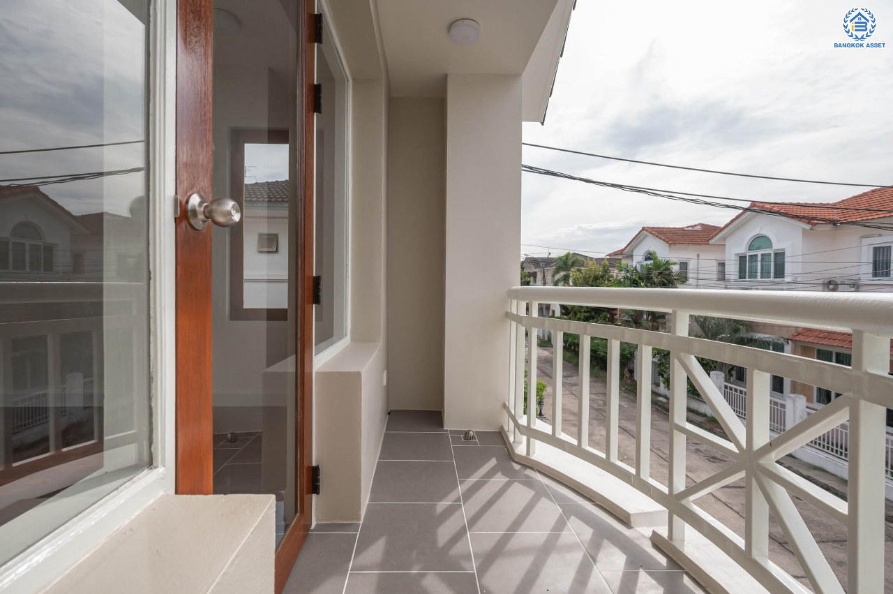 บ้านมือสองตกแต่งใหม่ โครงการ ปัญจทรัพย์พาร์ค ปิ่นเกล้า เนื้อที่ 60 ตร.ว. พื้นที่ใช้สอยมากกว่า 208.59 ตร.ม. ฟังก์ชันจัดเต็ม 3 ห้องนอน 3 ห้องน้ำ จอดรถได้ 1 คัน ตอบโจทย์ทุกการเดินทาง บนทำเลศักยภาพ ติดถนนบรมราชชนนี เชื่อมต่อทางคู่ขนานลอยฟ้า ใกล้รถไฟฟ้าสายสีน้ำเงิน "สถานีบางพลัด"