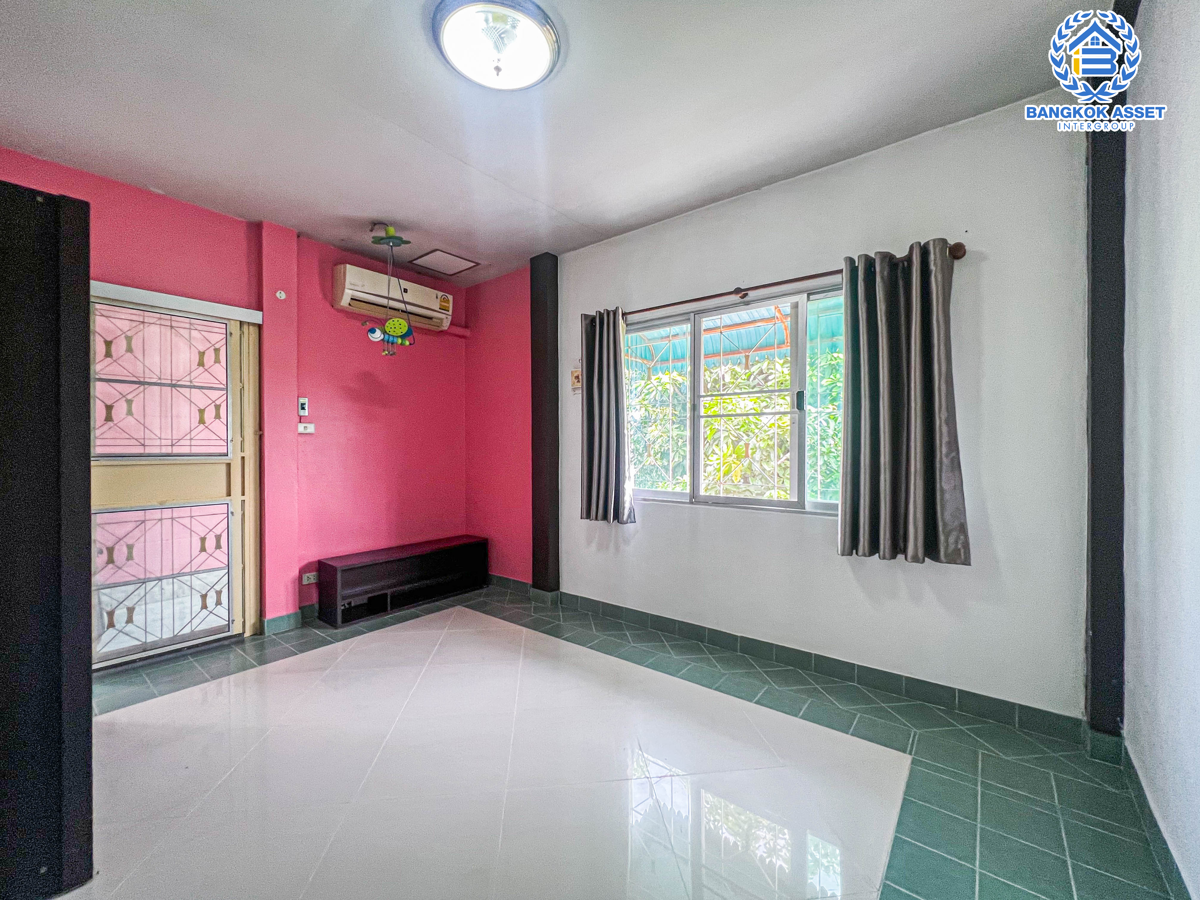 *****ทาวน์เฮ้าส์มือสองนนทบุรี หมู่บ้าน เศรณีวิลล่า บ้านกล้วย-ไทรน้อย เนื้อที่กว้าง 34 ตร.ว. ฟังก์ชัน 3 ห้องนอน 2 ห้องน้ำ 1 ที่จอดรถ แถมฟรี! 4 เครื่องปรับอากาศ, เฟอร์นิเจอร์ บนทำเลแห่งการเดินทาง ใกล้รถไฟฟ้าสายสีม่วง "สถานีคลองบางไผ่" และทางด่วน "ศรีรัช" ในราคาสุดคุ้ม!