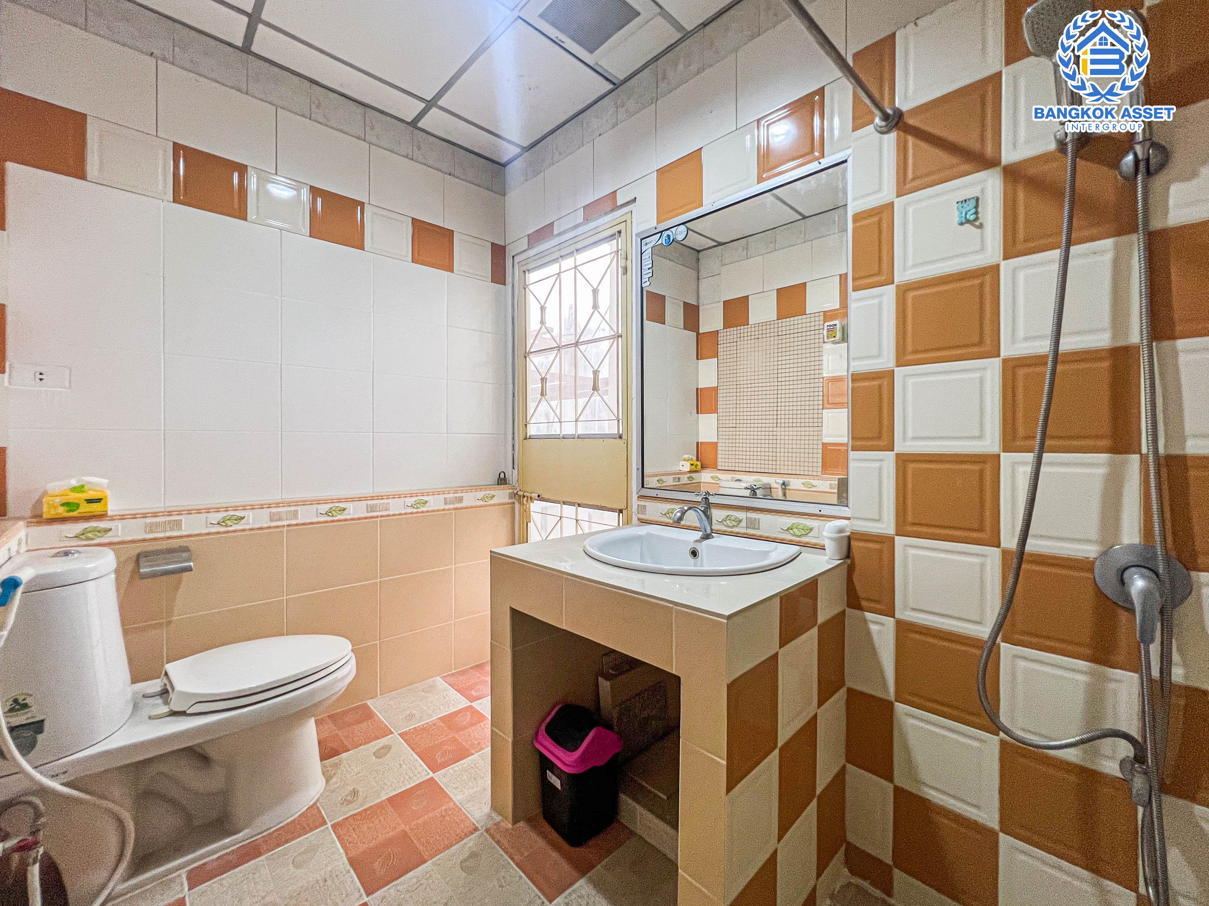 *****ทาวน์เฮ้าส์มือสองนนทบุรี หมู่บ้าน เศรณีวิลล่า บ้านกล้วย-ไทรน้อย เนื้อที่กว้าง 34 ตร.ว. ฟังก์ชัน 3 ห้องนอน 2 ห้องน้ำ 1 ที่จอดรถ แถมฟรี! 4 เครื่องปรับอากาศ, เฟอร์นิเจอร์ บนทำเลแห่งการเดินทาง ใกล้รถไฟฟ้าสายสีม่วง "สถานีคลองบางไผ่" และทางด่วน "ศรีรัช" ในราคาสุดคุ้ม!