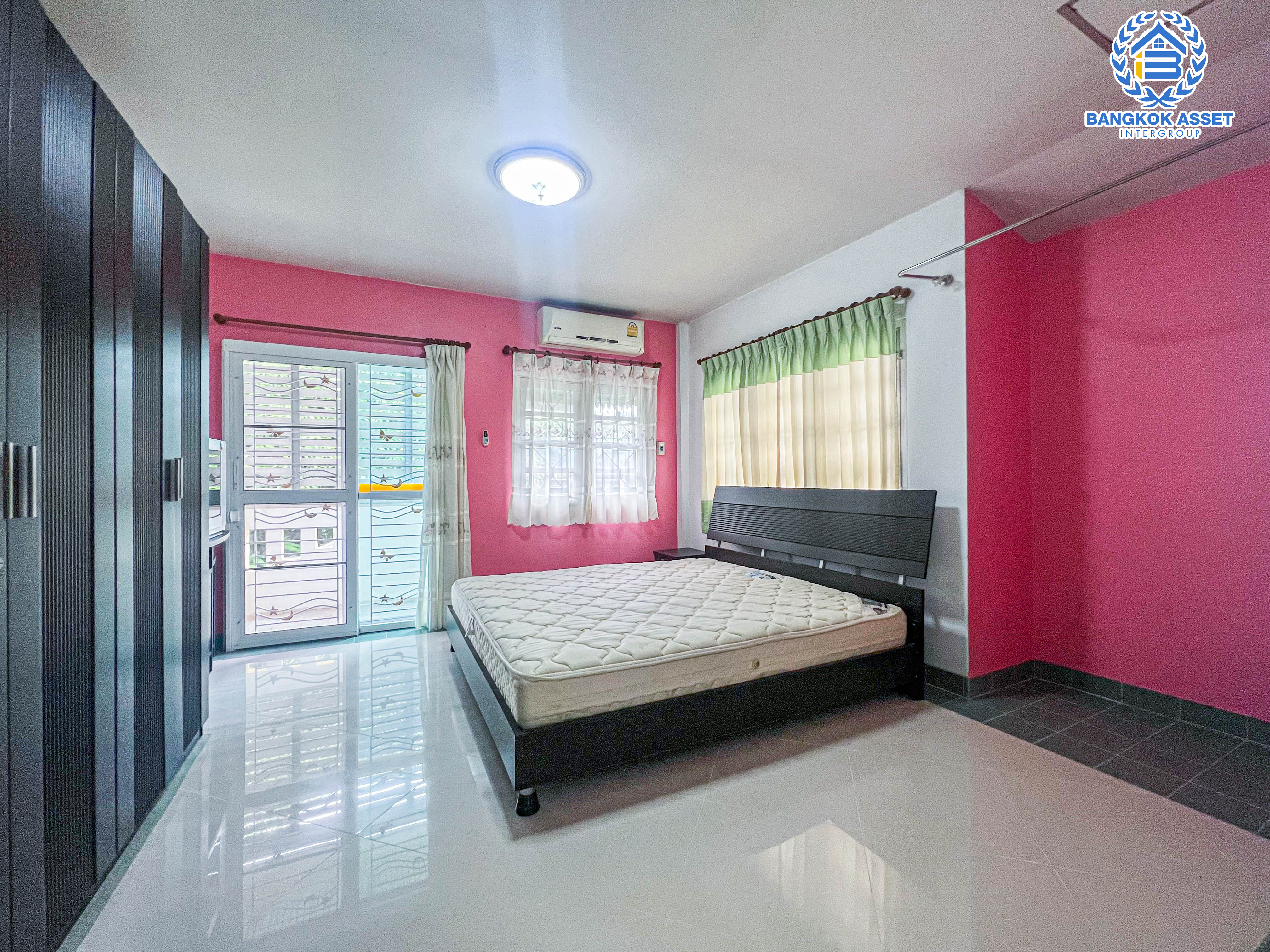 *****ทาวน์เฮ้าส์มือสองนนทบุรี หมู่บ้าน เศรณีวิลล่า บ้านกล้วย-ไทรน้อย เนื้อที่กว้าง 34 ตร.ว. ฟังก์ชัน 3 ห้องนอน 2 ห้องน้ำ 1 ที่จอดรถ แถมฟรี! 4 เครื่องปรับอากาศ, เฟอร์นิเจอร์ บนทำเลแห่งการเดินทาง ใกล้รถไฟฟ้าสายสีม่วง "สถานีคลองบางไผ่" และทางด่วน "ศรีรัช" ในราคาสุดคุ้ม!