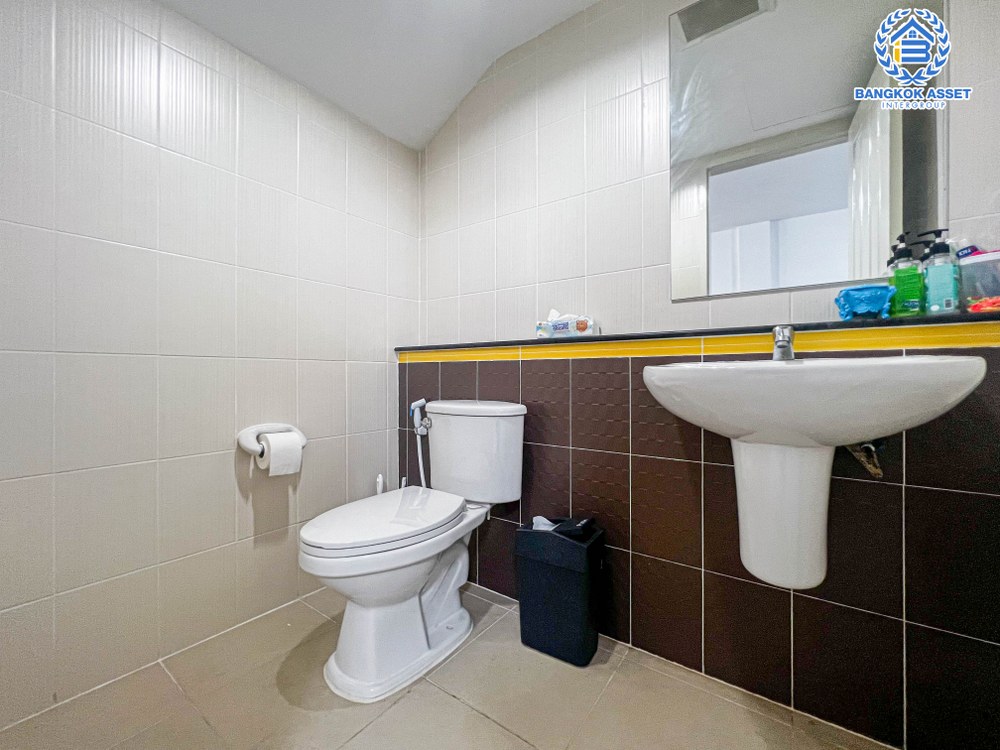 *****ทาวน์โฮมมือสอง โครงการ พิบูลย์ทาวน์โฮม พิบูลย์สงคราม เนื้อที่ 21.20 ตร.ว. ฟังก์ชัน 4 ห้องนอน 4 ห้องน้ำ 2 ที่จอดรถ บ้านสภาพดีเยี่ยม โครงการตั้งบนทำเลดี เชื่อมต่อถนนพิบูลย์สงคราม ใกล้รถไฟฟ้าสายสีม่วง "สถานีแยกติวานนท์" และจุดขึ้นทางด่วน "พระราม7" จองเลย!