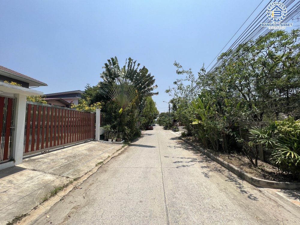 *****ที่ดินเปล่านนทบุรี ซอยคลองถนน เนื้อที่กว้างถึง 96 ตร.ว. (หน้ากว้าง 17 เมตร) เหมาะแก่การสร้างเป็นที่อยู่อาศัย หรือลงทุนทำธุรกิจ บนทำเลเชื่อมต่อถนนกาญจนาภิเษก เพียง 15 นาทีก็ถึงรถไฟฟ้าสายสีม่วง "สถานีคลองบางไผ่" และใกล้ทางด่วน "ศรีรัช"