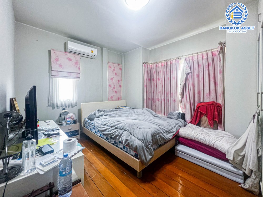 *****บ้านเดี่ยวมือสอง โครงการ นพพร บางกรวย-ไทรน้อย เนื้อที่กว้าง 72.20 ตร.ว. ฟังก์ชัน 4 ห้องนอน 3 ห้องน้ำ 2 ที่จอดรถ พื้นที่ใช้สอยกว้างขวาง โครงการเน้นความปลอดภัย เข้าได้เฉพาะลูกบ้าน ตั้งบนทำเลดี เชื่อมต่อถนนบางกรวย-ไทรน้อย ถนนบางบัวทอง-สุพรรณบุรี ถนนกาญจนาภิเษก ใกล้จุดขึ้นทางด่วน "ศรีรัช"