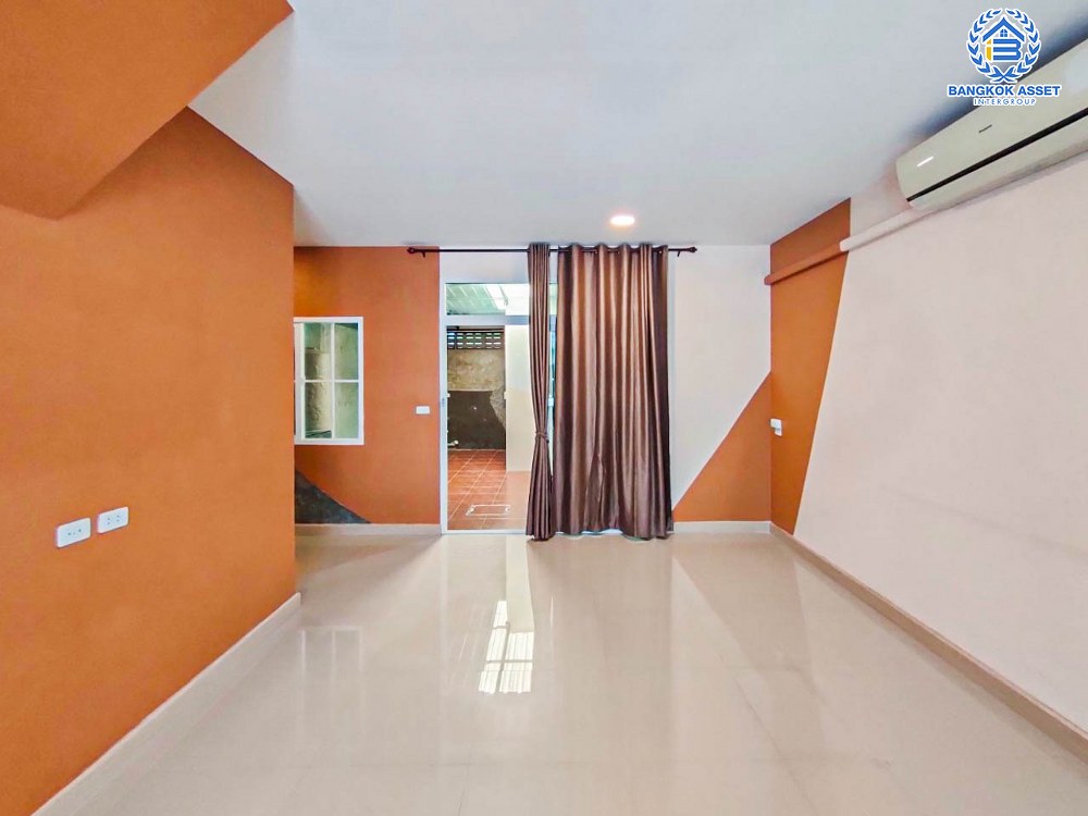 *****ทาวน์เฮ้าส์มือสอง โครงการ กัสโต้ ราชพฤกษ์-พระราม5 บนเนื้อที่ 24 ตร.ว. ฟังก์ชัน 3 ห้องนอน 2 ห้องน้ำ 2 ที่จอดรถ บ้านพื้นที่หลังบ้านกว้าง ต่อเติมครบพร้อมเข้าอยู่ได้เลย ตั้งบนทำเลเดินทางสะดวก เพียง 15 นาทีก็ถึงรถไฟฟ้าสายสีม่วง "สถานีแยกติวานนท์" ใกล้เซ็นทรัล รัตนาธิเบศร์ และทางด่วน "ศรีรัช"