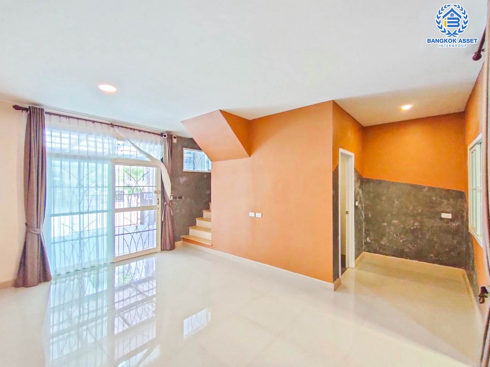 *****ทาวน์เฮ้าส์มือสอง โครงการ กัสโต้ ราชพฤกษ์-พระราม5 บนเนื้อที่ 24 ตร.ว. ฟังก์ชัน 3 ห้องนอน 2 ห้องน้ำ 2 ที่จอดรถ บ้านพื้นที่หลังบ้านกว้าง ต่อเติมครบพร้อมเข้าอยู่ได้เลย ตั้งบนทำเลเดินทางสะดวก เพียง 15 นาทีก็ถึงรถไฟฟ้าสายสีม่วง "สถานีแยกติวานนท์" ใกล้เซ็นทรัล รัตนาธิเบศร์ และทางด่วน "ศรีรัช"