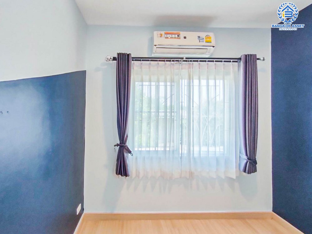 *****ทาวน์เฮ้าส์มือสอง โครงการ กัสโต้ ราชพฤกษ์-พระราม5 บนเนื้อที่ 24 ตร.ว. ฟังก์ชัน 3 ห้องนอน 2 ห้องน้ำ 2 ที่จอดรถ บ้านพื้นที่หลังบ้านกว้าง ต่อเติมครบพร้อมเข้าอยู่ได้เลย ตั้งบนทำเลเดินทางสะดวก เพียง 15 นาทีก็ถึงรถไฟฟ้าสายสีม่วง "สถานีแยกติวานนท์" ใกล้เซ็นทรัล รัตนาธิเบศร์ และทางด่วน "ศรีรัช"