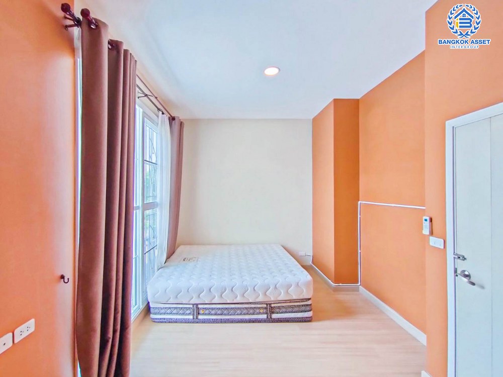 *****ทาวน์เฮ้าส์มือสอง โครงการ กัสโต้ ราชพฤกษ์-พระราม5 บนเนื้อที่ 24 ตร.ว. ฟังก์ชัน 3 ห้องนอน 2 ห้องน้ำ 2 ที่จอดรถ บ้านพื้นที่หลังบ้านกว้าง ต่อเติมครบพร้อมเข้าอยู่ได้เลย ตั้งบนทำเลเดินทางสะดวก เพียง 15 นาทีก็ถึงรถไฟฟ้าสายสีม่วง "สถานีแยกติวานนท์" ใกล้เซ็นทรัล รัตนาธิเบศร์ และทางด่วน "ศรีรัช"