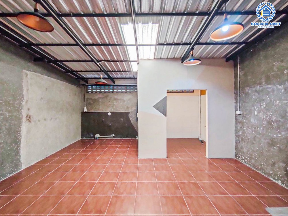 *****ทาวน์เฮ้าส์มือสอง โครงการ กัสโต้ ราชพฤกษ์-พระราม5 บนเนื้อที่ 24 ตร.ว. ฟังก์ชัน 3 ห้องนอน 2 ห้องน้ำ 2 ที่จอดรถ บ้านพื้นที่หลังบ้านกว้าง ต่อเติมครบพร้อมเข้าอยู่ได้เลย ตั้งบนทำเลเดินทางสะดวก เพียง 15 นาทีก็ถึงรถไฟฟ้าสายสีม่วง "สถานีแยกติวานนท์" ใกล้เซ็นทรัล รัตนาธิเบศร์ และทางด่วน "ศรีรัช"