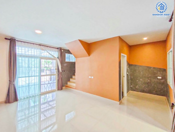 *****ทาวน์เฮ้าส์มือสอง โครงการ กัสโต้ ราชพฤกษ์-พระราม5 บนเนื้อที่ 24 ตร.ว. ฟังก์ชัน 3 ห้องนอน 2 ห้องน้ำ 2 ที่จอดรถ บ้านพื้นที่หลังบ้านกว้าง ต่อเติมครบพร้อมเข้าอยู่ได้เลย ตั้งบนทำเลเดินทางสะดวก เพียง 15 นาทีก็ถึงรถไฟฟ้าสายสีม่วง "สถานีแยกติวานนท์" ใกล้เซ็นทรัล รัตนาธิเบศร์ และทางด่วน "ศรีรัช"