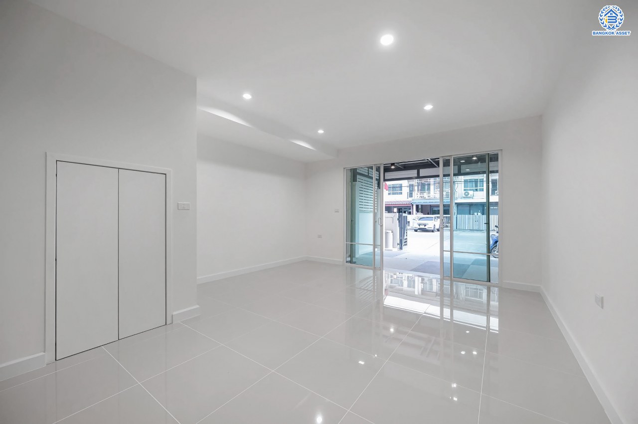 บ้านตกแต่งใหม่ โครงการ เดอะแพลนซิตี้ นวมินทร์ ทาวน์โฮม 3 ชั้น รองรับทุกการใช้งานบนเนื้อที่ 18 ตร.ว. พร้อมฟังก์ชัน 3 ห้องนอน 3 ห้องน้ำ จอดรถได้ 1 คัน บ้านคุณภาพดี บนทำเลศักยภาพ เชื่อมต่อได้หลายเส้นทาง ทั้งถนนนวมินทร์ ถนนรามอินทรา ใกล้จุดขึ้นทางด่วน "รามอินทรา"