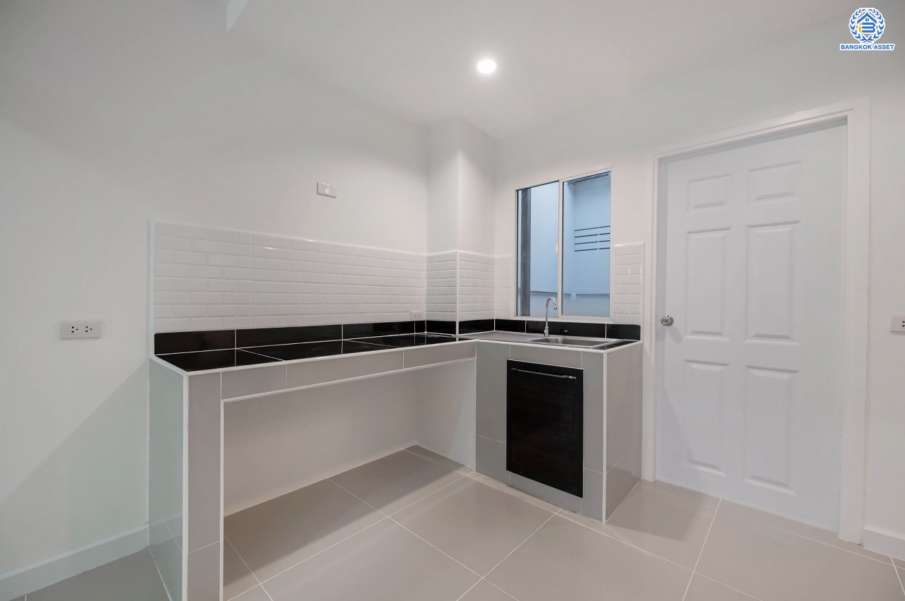 บ้านตกแต่งใหม่ โครงการ เดอะแพลนซิตี้ นวมินทร์ ทาวน์โฮม 3 ชั้น รองรับทุกการใช้งานบนเนื้อที่ 18 ตร.ว. พร้อมฟังก์ชัน 3 ห้องนอน 3 ห้องน้ำ จอดรถได้ 1 คัน บ้านคุณภาพดี บนทำเลศักยภาพ เชื่อมต่อได้หลายเส้นทาง ทั้งถนนนวมินทร์ ถนนรามอินทรา ใกล้จุดขึ้นทางด่วน "รามอินทรา"