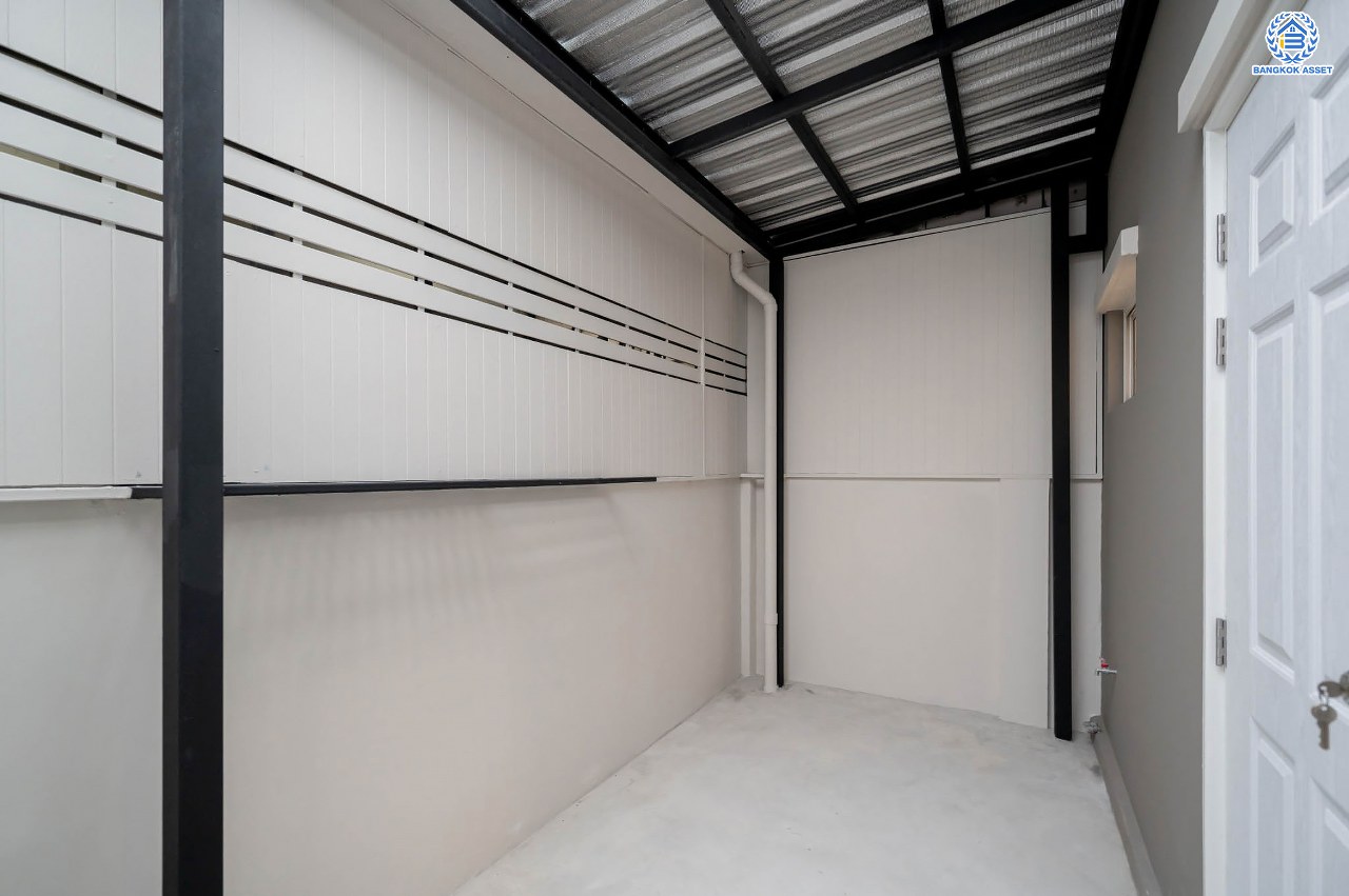 บ้านตกแต่งใหม่ โครงการ เดอะแพลนซิตี้ นวมินทร์ ทาวน์โฮม 3 ชั้น รองรับทุกการใช้งานบนเนื้อที่ 18 ตร.ว. พร้อมฟังก์ชัน 3 ห้องนอน 3 ห้องน้ำ จอดรถได้ 1 คัน บ้านคุณภาพดี บนทำเลศักยภาพ เชื่อมต่อได้หลายเส้นทาง ทั้งถนนนวมินทร์ ถนนรามอินทรา ใกล้จุดขึ้นทางด่วน "รามอินทรา"