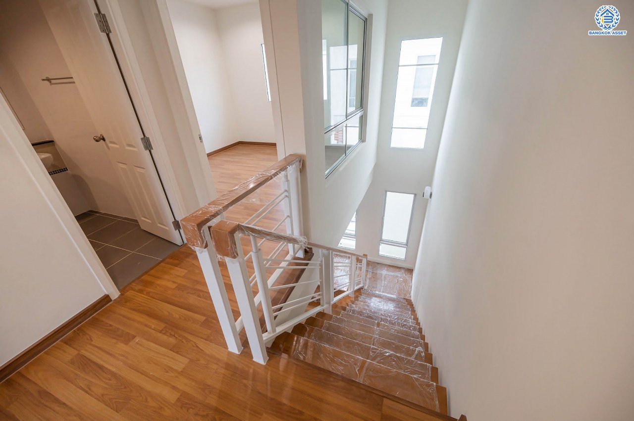 บ้านตกแต่งใหม่ โครงการ เดอะแพลนซิตี้ นวมินทร์ ทาวน์โฮม 3 ชั้น รองรับทุกการใช้งานบนเนื้อที่ 18 ตร.ว. พร้อมฟังก์ชัน 3 ห้องนอน 3 ห้องน้ำ จอดรถได้ 1 คัน บ้านคุณภาพดี บนทำเลศักยภาพ เชื่อมต่อได้หลายเส้นทาง ทั้งถนนนวมินทร์ ถนนรามอินทรา ใกล้จุดขึ้นทางด่วน "รามอินทรา"