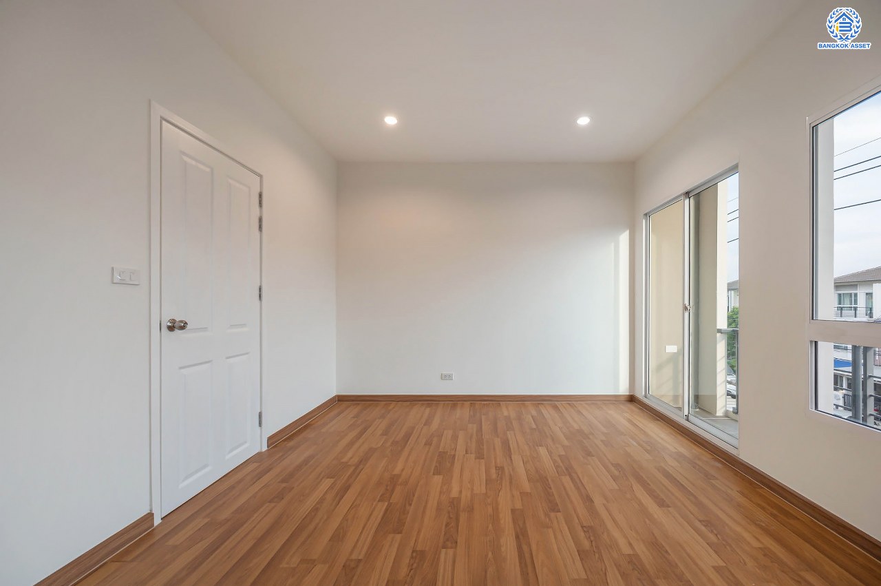 บ้านตกแต่งใหม่ โครงการ เดอะแพลนซิตี้ นวมินทร์ ทาวน์โฮม 3 ชั้น รองรับทุกการใช้งานบนเนื้อที่ 18 ตร.ว. พร้อมฟังก์ชัน 3 ห้องนอน 3 ห้องน้ำ จอดรถได้ 1 คัน บ้านคุณภาพดี บนทำเลศักยภาพ เชื่อมต่อได้หลายเส้นทาง ทั้งถนนนวมินทร์ ถนนรามอินทรา ใกล้จุดขึ้นทางด่วน "รามอินทรา"