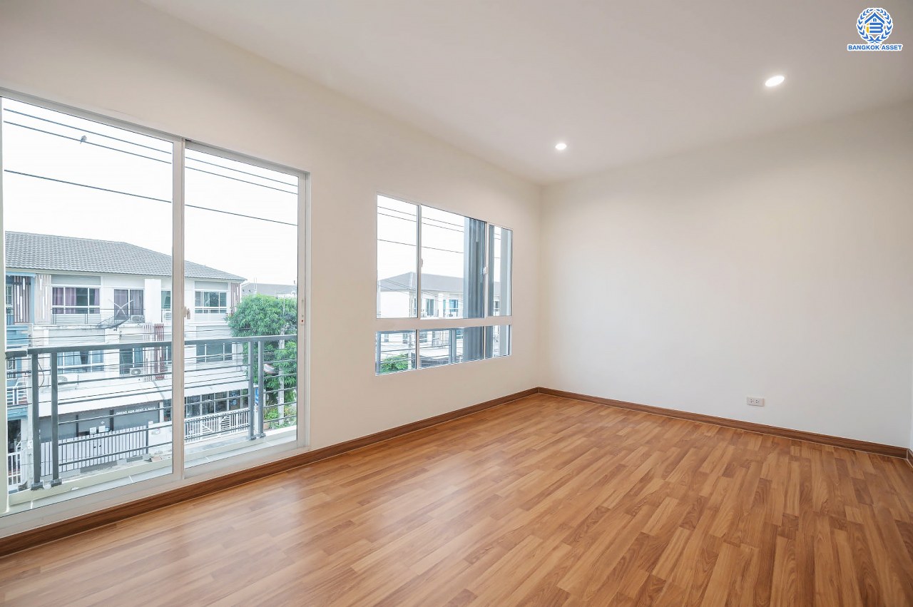 บ้านตกแต่งใหม่ โครงการ เดอะแพลนซิตี้ นวมินทร์ ทาวน์โฮม 3 ชั้น รองรับทุกการใช้งานบนเนื้อที่ 18 ตร.ว. พร้อมฟังก์ชัน 3 ห้องนอน 3 ห้องน้ำ จอดรถได้ 1 คัน บ้านคุณภาพดี บนทำเลศักยภาพ เชื่อมต่อได้หลายเส้นทาง ทั้งถนนนวมินทร์ ถนนรามอินทรา ใกล้จุดขึ้นทางด่วน "รามอินทรา"