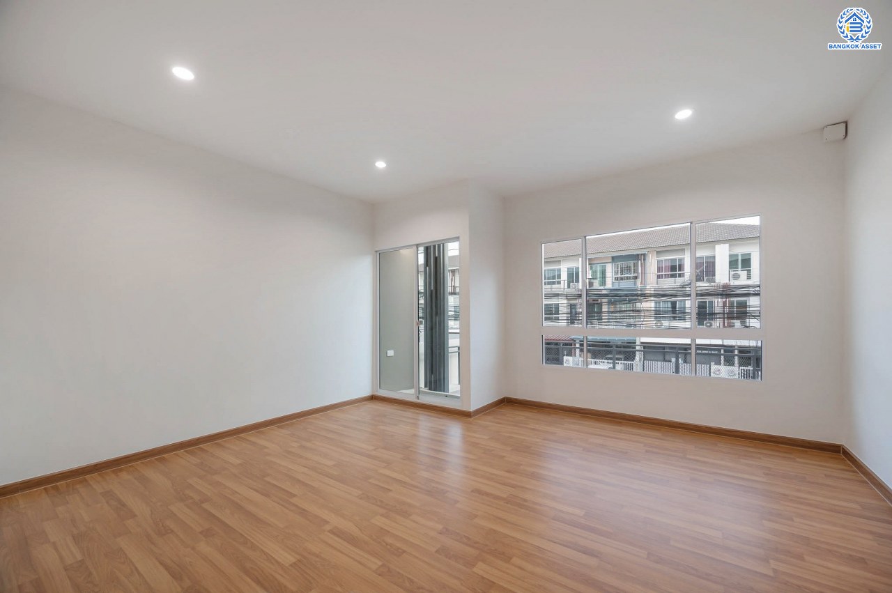 บ้านตกแต่งใหม่ โครงการ เดอะแพลนซิตี้ นวมินทร์ ทาวน์โฮม 3 ชั้น รองรับทุกการใช้งานบนเนื้อที่ 18 ตร.ว. พร้อมฟังก์ชัน 3 ห้องนอน 3 ห้องน้ำ จอดรถได้ 1 คัน บ้านคุณภาพดี บนทำเลศักยภาพ เชื่อมต่อได้หลายเส้นทาง ทั้งถนนนวมินทร์ ถนนรามอินทรา ใกล้จุดขึ้นทางด่วน "รามอินทรา"