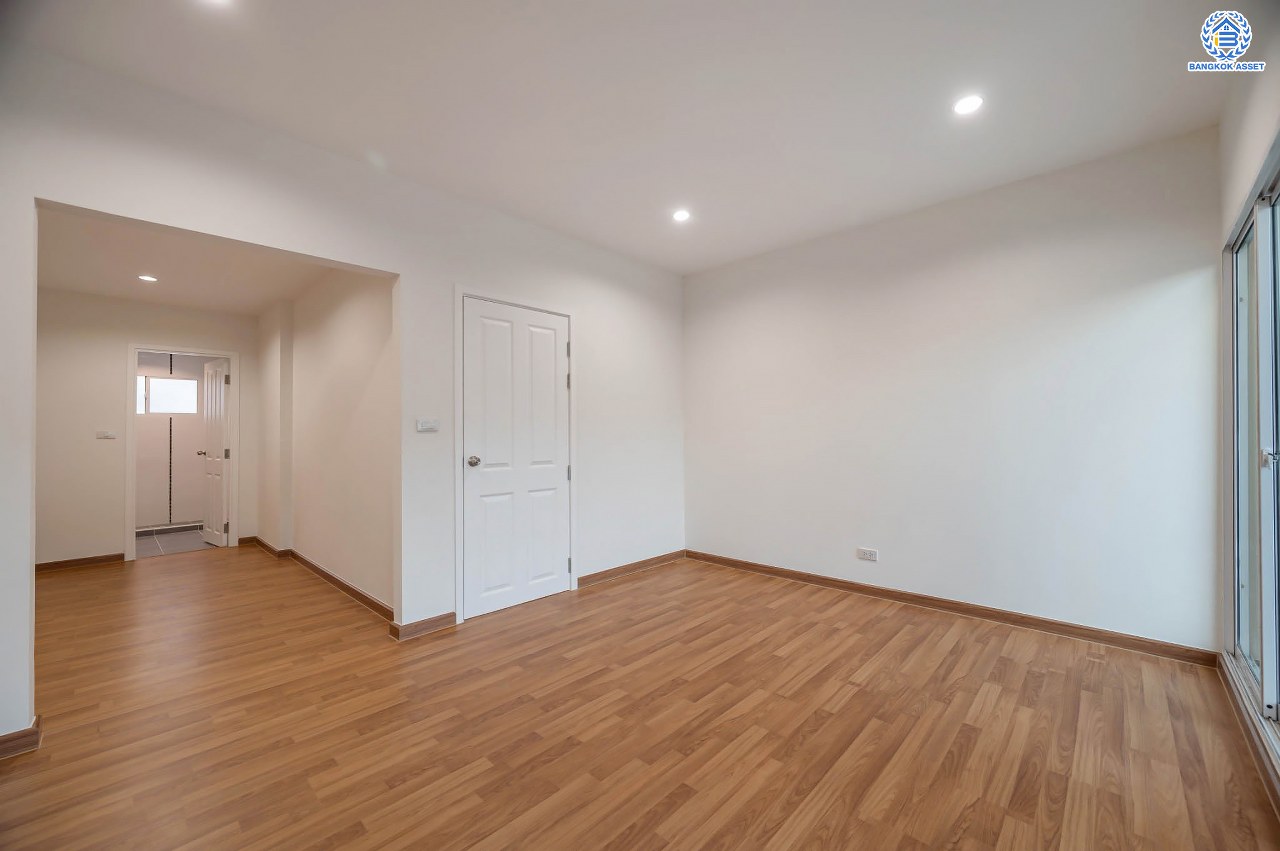 บ้านตกแต่งใหม่ โครงการ เดอะแพลนซิตี้ นวมินทร์ ทาวน์โฮม 3 ชั้น รองรับทุกการใช้งานบนเนื้อที่ 18 ตร.ว. พร้อมฟังก์ชัน 3 ห้องนอน 3 ห้องน้ำ จอดรถได้ 1 คัน บ้านคุณภาพดี บนทำเลศักยภาพ เชื่อมต่อได้หลายเส้นทาง ทั้งถนนนวมินทร์ ถนนรามอินทรา ใกล้จุดขึ้นทางด่วน "รามอินทรา"