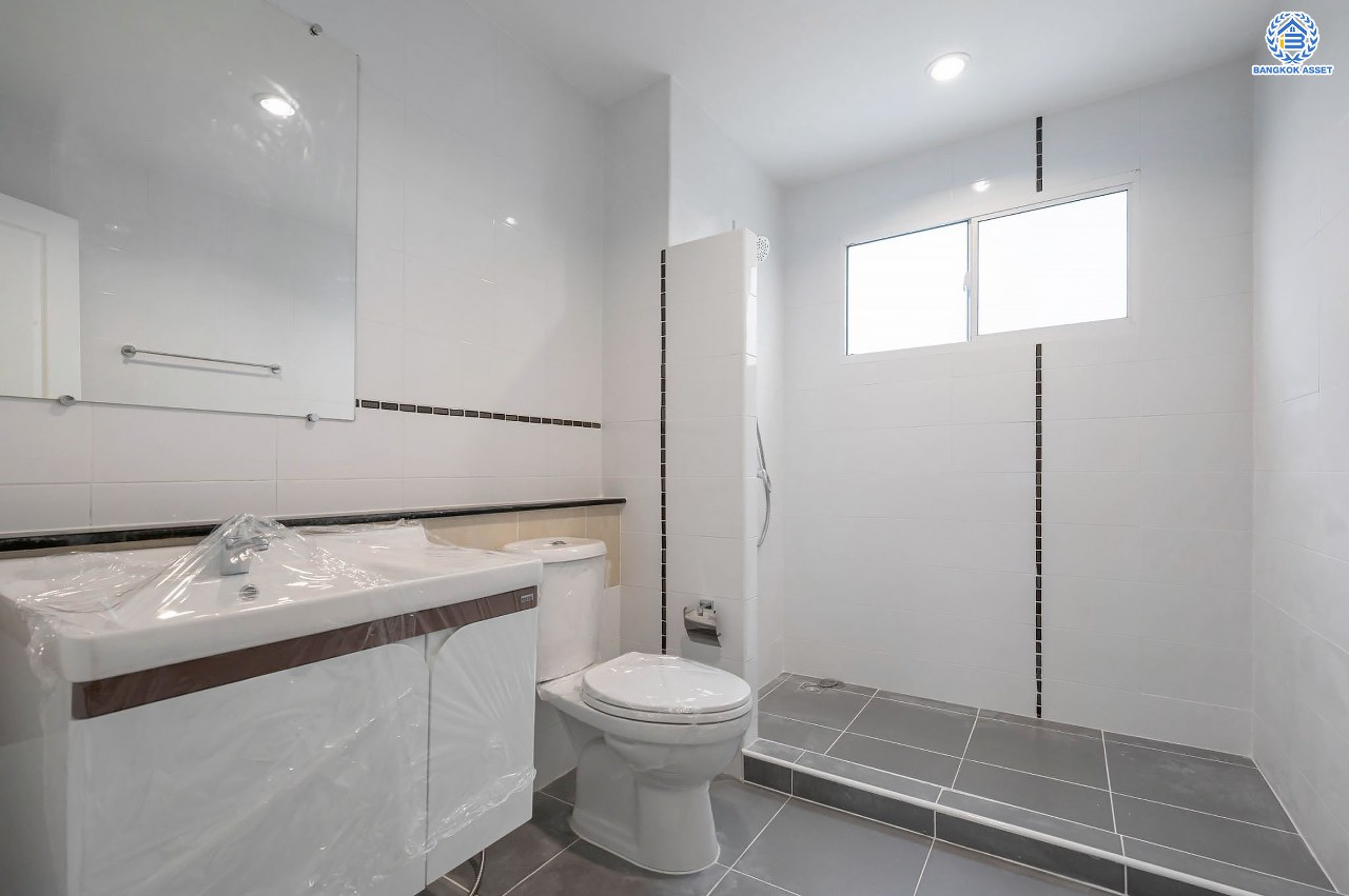 บ้านตกแต่งใหม่ โครงการ เดอะแพลนซิตี้ นวมินทร์ ทาวน์โฮม 3 ชั้น รองรับทุกการใช้งานบนเนื้อที่ 18 ตร.ว. พร้อมฟังก์ชัน 3 ห้องนอน 3 ห้องน้ำ จอดรถได้ 1 คัน บ้านคุณภาพดี บนทำเลศักยภาพ เชื่อมต่อได้หลายเส้นทาง ทั้งถนนนวมินทร์ ถนนรามอินทรา ใกล้จุดขึ้นทางด่วน "รามอินทรา"