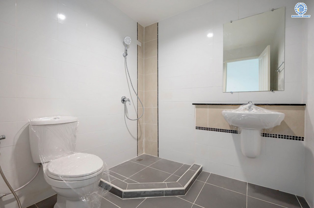 บ้านตกแต่งใหม่ โครงการ เดอะแพลนซิตี้ นวมินทร์ ทาวน์โฮม 3 ชั้น รองรับทุกการใช้งานบนเนื้อที่ 18 ตร.ว. พร้อมฟังก์ชัน 3 ห้องนอน 3 ห้องน้ำ จอดรถได้ 1 คัน บ้านคุณภาพดี บนทำเลศักยภาพ เชื่อมต่อได้หลายเส้นทาง ทั้งถนนนวมินทร์ ถนนรามอินทรา ใกล้จุดขึ้นทางด่วน "รามอินทรา"