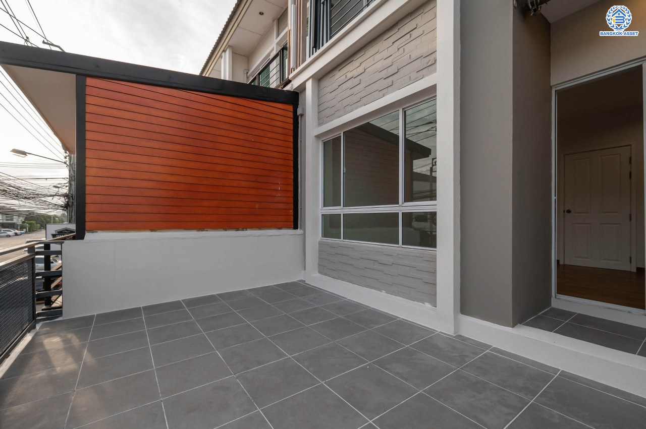 บ้านตกแต่งใหม่ โครงการ เดอะแพลนซิตี้ นวมินทร์ ทาวน์โฮม 3 ชั้น รองรับทุกการใช้งานบนเนื้อที่ 18 ตร.ว. พร้อมฟังก์ชัน 3 ห้องนอน 3 ห้องน้ำ จอดรถได้ 1 คัน บ้านคุณภาพดี บนทำเลศักยภาพ เชื่อมต่อได้หลายเส้นทาง ทั้งถนนนวมินทร์ ถนนรามอินทรา ใกล้จุดขึ้นทางด่วน "รามอินทรา"