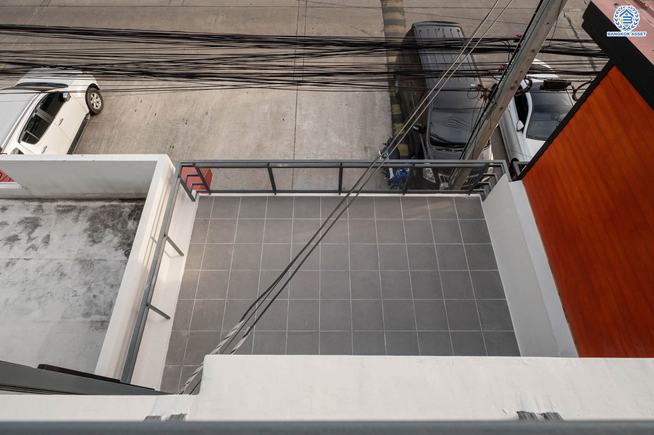 บ้านตกแต่งใหม่ โครงการ เดอะแพลนซิตี้ นวมินทร์ ทาวน์โฮม 3 ชั้น รองรับทุกการใช้งานบนเนื้อที่ 18 ตร.ว. พร้อมฟังก์ชัน 3 ห้องนอน 3 ห้องน้ำ จอดรถได้ 1 คัน บ้านคุณภาพดี บนทำเลศักยภาพ เชื่อมต่อได้หลายเส้นทาง ทั้งถนนนวมินทร์ ถนนรามอินทรา ใกล้จุดขึ้นทางด่วน "รามอินทรา"