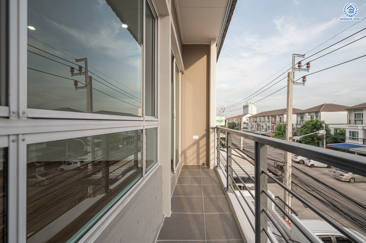 บ้านตกแต่งใหม่ โครงการ เดอะแพลนซิตี้ นวมินทร์ ทาวน์โฮม 3 ชั้น รองรับทุกการใช้งานบนเนื้อที่ 18 ตร.ว. พร้อมฟังก์ชัน 3 ห้องนอน 3 ห้องน้ำ จอดรถได้ 1 คัน บ้านคุณภาพดี บนทำเลศักยภาพ เชื่อมต่อได้หลายเส้นทาง ทั้งถนนนวมินทร์ ถนนรามอินทรา ใกล้จุดขึ้นทางด่วน "รามอินทรา"