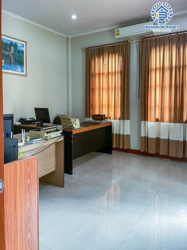 *****บ้านเดี่ยวมือสองนนทบุรี หมู่บ้าน ปัญฐิญา พระราม5 เนื้อที่กว้างขวางถึง 201.3 ตร.ว. ฟังก์ชัน 5 ห้องนอน 5 ห้องน้ำ 4 ที่จอดรถ ตกแต่งดีไซน์ทันสมัย ภายในสวย บนทำเลแห่งการเดินทาง เชื่อมต่อถนนนครอินทร์, ถนนราชพฤกษ์ ใกล้รถไฟฟ้าสายสีม่วง "สถานีแยกติวานนท์" และทางด่วน "ศรีรัช"