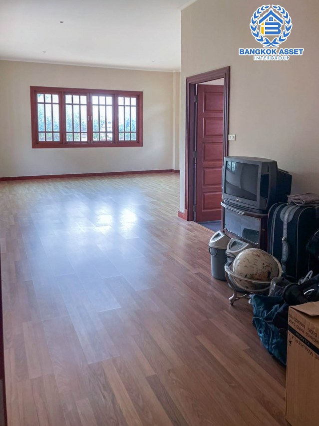 *****บ้านเดี่ยวมือสองนนทบุรี หมู่บ้าน ปัญฐิญา พระราม5 เนื้อที่กว้างขวางถึง 201.3 ตร.ว. ฟังก์ชัน 5 ห้องนอน 5 ห้องน้ำ 4 ที่จอดรถ ตกแต่งดีไซน์ทันสมัย ภายในสวย บนทำเลแห่งการเดินทาง เชื่อมต่อถนนนครอินทร์, ถนนราชพฤกษ์ ใกล้รถไฟฟ้าสายสีม่วง "สถานีแยกติวานนท์" และทางด่วน "ศรีรัช"