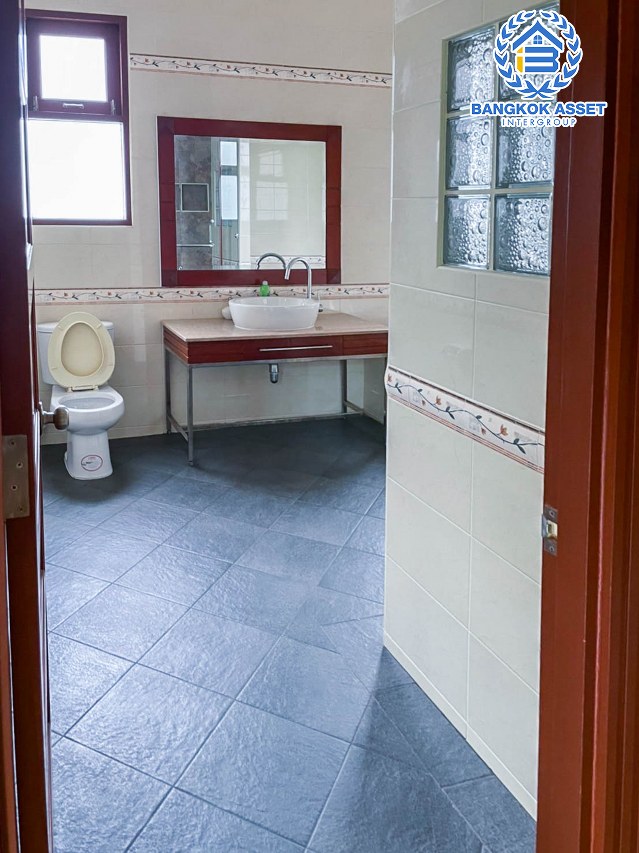 *****บ้านเดี่ยวมือสองนนทบุรี หมู่บ้าน ปัญฐิญา พระราม5 เนื้อที่กว้างขวางถึง 201.3 ตร.ว. ฟังก์ชัน 5 ห้องนอน 5 ห้องน้ำ 4 ที่จอดรถ ตกแต่งดีไซน์ทันสมัย ภายในสวย บนทำเลแห่งการเดินทาง เชื่อมต่อถนนนครอินทร์, ถนนราชพฤกษ์ ใกล้รถไฟฟ้าสายสีม่วง "สถานีแยกติวานนท์" และทางด่วน "ศรีรัช"