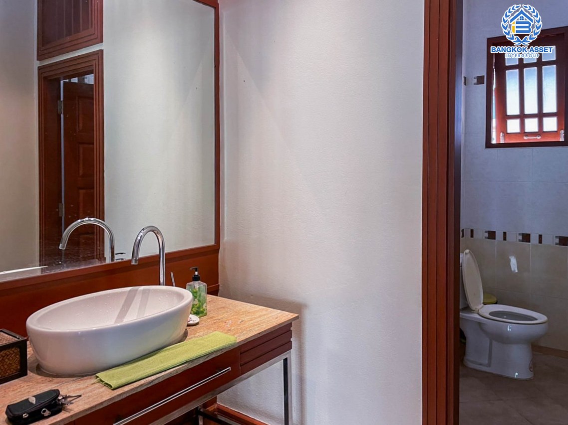 *****บ้านเดี่ยวมือสองนนทบุรี หมู่บ้าน ปัญฐิญา พระราม5 เนื้อที่กว้างขวางถึง 201.3 ตร.ว. ฟังก์ชัน 5 ห้องนอน 5 ห้องน้ำ 4 ที่จอดรถ ตกแต่งดีไซน์ทันสมัย ภายในสวย บนทำเลแห่งการเดินทาง เชื่อมต่อถนนนครอินทร์, ถนนราชพฤกษ์ ใกล้รถไฟฟ้าสายสีม่วง "สถานีแยกติวานนท์" และทางด่วน "ศรีรัช"