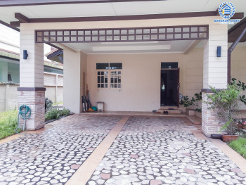 *****บ้านเดี่ยวมือสองนนทบุรี หมู่บ้าน ปัญฐิญา พระราม5 เนื้อที่กว้างขวางถึง 201.3 ตร.ว. ฟังก์ชัน 5 ห้องนอน 5 ห้องน้ำ 4 ที่จอดรถ ตกแต่งดีไซน์ทันสมัย ภายในสวย บนทำเลแห่งการเดินทาง เชื่อมต่อถนนนครอินทร์, ถนนราชพฤกษ์ ใกล้รถไฟฟ้าสายสีม่วง "สถานีแยกติวานนท์" และทางด่วน "ศรีรัช"