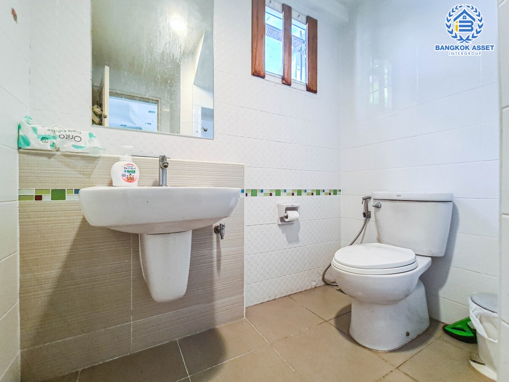 *****บ้านเดี่ยวมือสอง หน้าบ้านติดทะเลสาบ โครงการ พฤกษ์ลดา บางใหญ่2 จากแบรนด์ L&H เนื้อที่กว้าง 66.70 ตร.ว. ฟังก์ชัน 3 ห้องนอน 3 ห้องน้ำ 2 ที่จอดรถ บ้านสภาพสวย หลังบ้านไม่ชนใคร โครงการตั้งบนทำเลดี เชื่อมต่อกาญจนาภิเษก ซอยคลองถนน ซอยแก้วอินทร์ ใกล้รถไฟฟ้าสายสีม่วง "สถานีคลองบางไผ่" และจุดขึ้นทางด่วน "กาญจนาภิเษก"