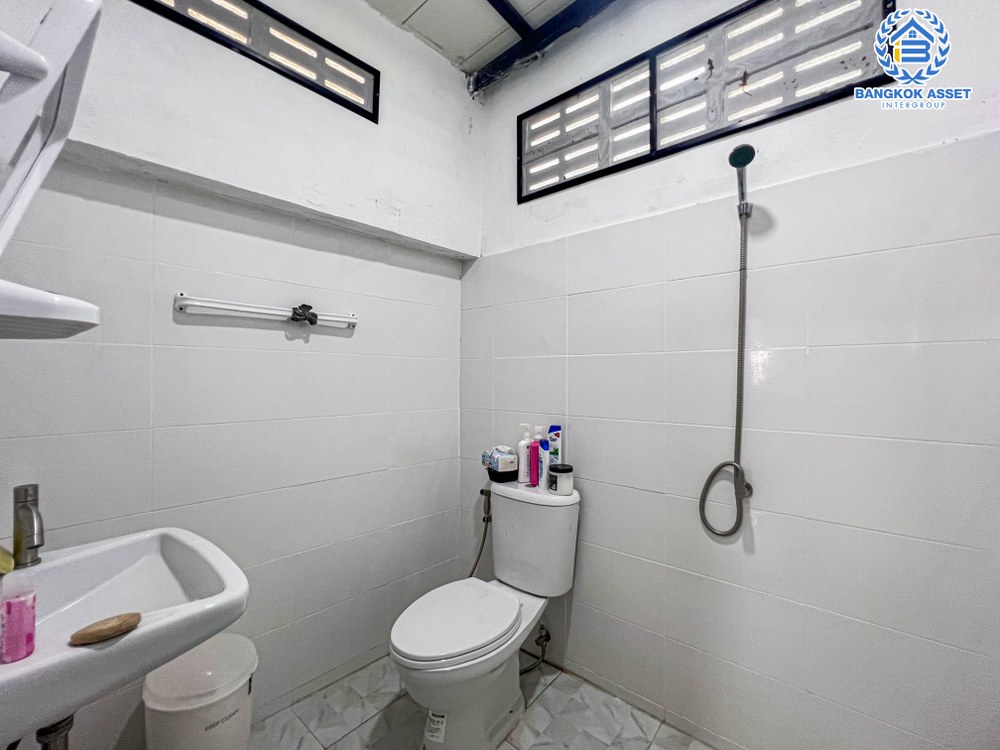 *****บ้านมือสอง โครงการ กรีนวู้ดปาร์ค ปทุมธานี-สามโคก เนื้อที่ 204 ตร.ว. ฟังก์ชัน 3 ห้องนอน 4 ห้องน้ำ 2 ที่จอดรถ บ้านหลังใหญ่ พื้นที่กว้างขวาง พร้อมสระว่ายน้ำบรรยากาศเหมือนรีสอร์ทส่วนตัว บนทำเลเดินทางสะดวก เข้า-ออกเมืองได้ง่าย เชื่อมต่อถนนปทุมธานี-บางปะอิน ถนนรังสิต-ปทุมธานี