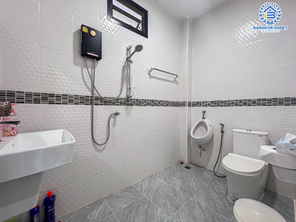 *****บ้านมือสอง โครงการ กรีนวู้ดปาร์ค ปทุมธานี-สามโคก เนื้อที่ 204 ตร.ว. ฟังก์ชัน 3 ห้องนอน 4 ห้องน้ำ 2 ที่จอดรถ บ้านหลังใหญ่ พื้นที่กว้างขวาง พร้อมสระว่ายน้ำบรรยากาศเหมือนรีสอร์ทส่วนตัว บนทำเลเดินทางสะดวก เข้า-ออกเมืองได้ง่าย เชื่อมต่อถนนปทุมธานี-บางปะอิน ถนนรังสิต-ปทุมธานี