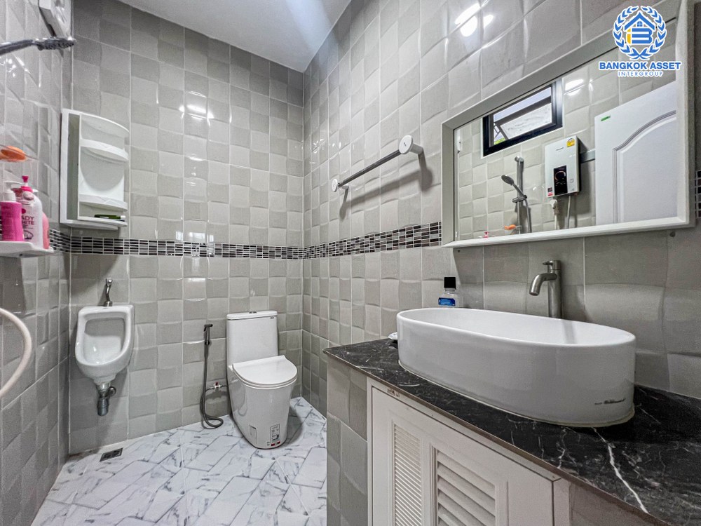 *****บ้านมือสอง โครงการ กรีนวู้ดปาร์ค ปทุมธานี-สามโคก เนื้อที่ 204 ตร.ว. ฟังก์ชัน 3 ห้องนอน 4 ห้องน้ำ 2 ที่จอดรถ บ้านหลังใหญ่ พื้นที่กว้างขวาง พร้อมสระว่ายน้ำบรรยากาศเหมือนรีสอร์ทส่วนตัว บนทำเลเดินทางสะดวก เข้า-ออกเมืองได้ง่าย เชื่อมต่อถนนปทุมธานี-บางปะอิน ถนนรังสิต-ปทุมธานี