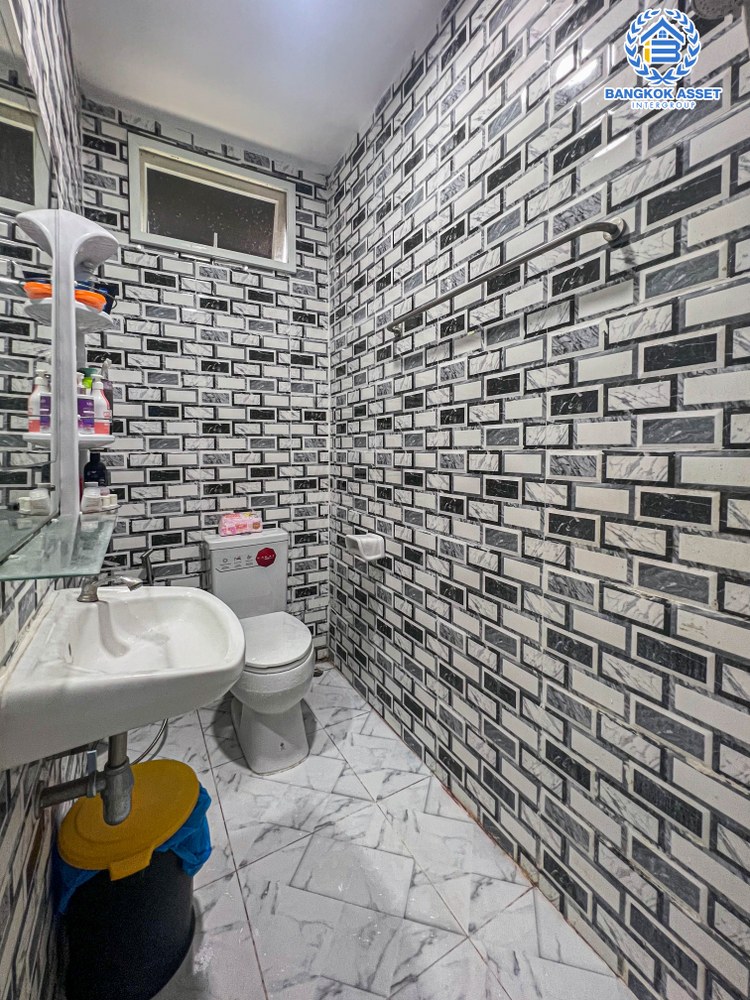 *****บ้านมือสอง โครงการ กรีนวู้ดปาร์ค ปทุมธานี-สามโคก เนื้อที่ 204 ตร.ว. ฟังก์ชัน 3 ห้องนอน 4 ห้องน้ำ 2 ที่จอดรถ บ้านหลังใหญ่ พื้นที่กว้างขวาง พร้อมสระว่ายน้ำบรรยากาศเหมือนรีสอร์ทส่วนตัว บนทำเลเดินทางสะดวก เข้า-ออกเมืองได้ง่าย เชื่อมต่อถนนปทุมธานี-บางปะอิน ถนนรังสิต-ปทุมธานี