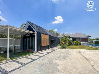 *****บ้านมือสอง โครงการ กรีนวู้ดปาร์ค ปทุมธานี-สามโคก เนื้อที่ 204 ตร.ว. ฟังก์ชัน 3 ห้องนอน 4 ห้องน้ำ 2 ที่จอดรถ บ้านหลังใหญ่ พื้นที่กว้างขวาง พร้อมสระว่ายน้ำบรรยากาศเหมือนรีสอร์ทส่วนตัว บนทำเลเดินทางสะดวก เข้า-ออกเมืองได้ง่าย เชื่อมต่อถนนปทุมธานี-บางปะอิน ถนนรังสิต-ปทุมธานี