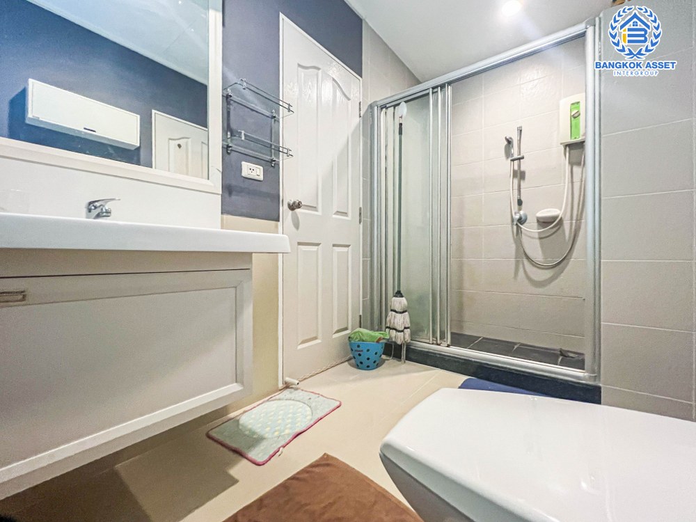 บ้านเดี่ยวมือสอง โครงการ ลัดดารมย์ วัชรพล-รัตนโกสินทร์ เนื้อที่ 80.60 ตร.ว. พร้อมฟังก์ชัน 4 ห้องนอน 4 ห้องน้ำ จอดรถได้ 2 คัน สภาพบ้านดีพร้อมอยู่ บนทำเลศักยภาพ ใกล้แฟชั่นไอซ์แลนด์ โครงการรถไฟฟ้าสายสีเขียว "สถานีสะพานใหม่" และทางด่วน "ฉลองรัช"...