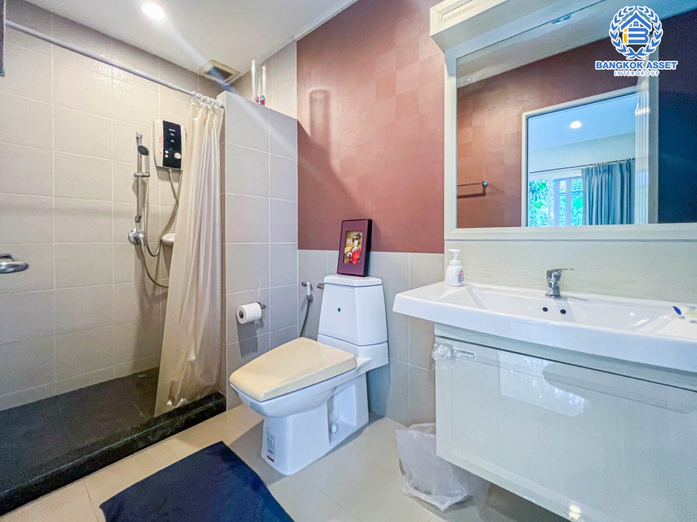 บ้านเดี่ยวมือสอง โครงการ ลัดดารมย์ วัชรพล-รัตนโกสินทร์ เนื้อที่ 80.60 ตร.ว. พร้อมฟังก์ชัน 4 ห้องนอน 4 ห้องน้ำ จอดรถได้ 2 คัน สภาพบ้านดีพร้อมอยู่ บนทำเลศักยภาพ ใกล้แฟชั่นไอซ์แลนด์ โครงการรถไฟฟ้าสายสีเขียว "สถานีสะพานใหม่" และทางด่วน "ฉลองรัช"...