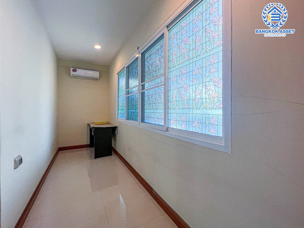 บ้านเดี่ยวมือสอง โครงการ ลัดดารมย์ วัชรพล-รัตนโกสินทร์ เนื้อที่ 80.60 ตร.ว. พร้อมฟังก์ชัน 4 ห้องนอน 4 ห้องน้ำ จอดรถได้ 2 คัน สภาพบ้านดีพร้อมอยู่ บนทำเลศักยภาพ ใกล้แฟชั่นไอซ์แลนด์ โครงการรถไฟฟ้าสายสีเขียว "สถานีสะพานใหม่" และทางด่วน "ฉลองรัช"...