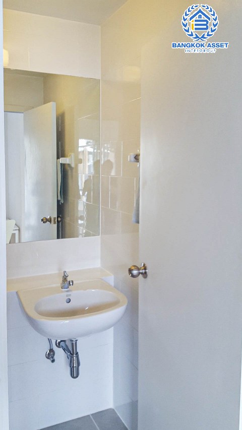 *****คอนโดมิเนียมมือสองนนทบุรี โครงการ พลัมคอนโด บางใหญ่ สเตชั่น เนื้อที่ 23.05 ตร.ว. ฟังก์ชัน 1 ห้องนอน 1 ห้องน้ำ 1 ที่จอดรถ แถมฟรี! 1 เครื่องปรับอากาศ 1 เครื่องทำน้ำอุุ่น บนทำเลเยี่ยม เพียง 550 เมตรก็ถึงรถไฟฟ้าสายสีม่วง "สถานีคลองบางไผ่" และจุดขึ้นทางด่วน "กาญจนาภิเษก" จองเลย