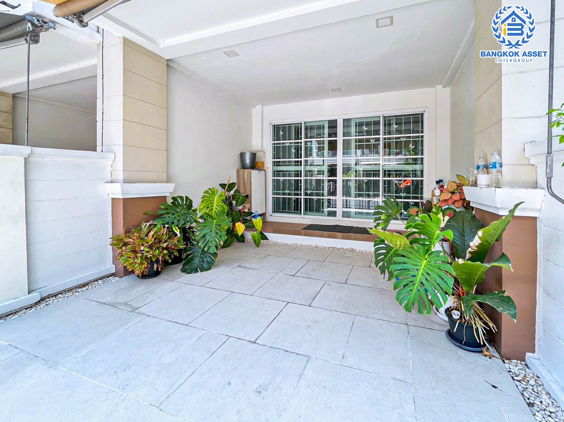 *****ทาวน์โฮมมือสองกรุงเทพมหานคร โครงการ พลัสซิตี้พาร์ค ลาดพร้าว71 หลังมุม! เนื้อที่ 17.3 ตร.ว. ฟังก์ชัน 3 ห้องนอน 3 ห้องน้ำ 1 ที่จอดรถ ตกแต่งภายในสวย พร้อมอยู่ แถมฟรี! 4 เครื่องปรับอากาศ บนทำเลแห่งการเดินทาง เชื่อมต่อถนนประเสริฐมนูกิจ, ถนนเกษตร-นวมินทร์, ถนนลาดพร้าว ใกล้จุดขึ้นทางด่วน "รามอินทรา"