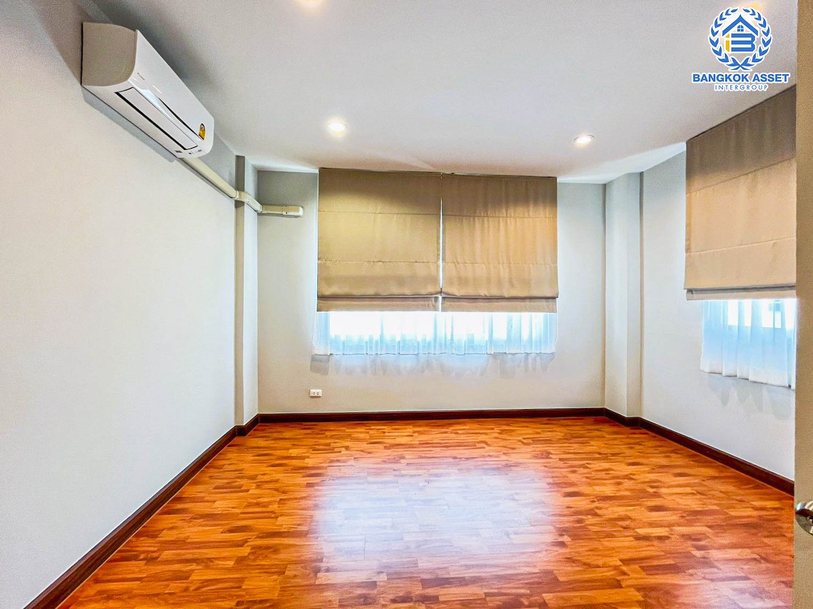 *****ทาวน์โฮมมือสองกรุงเทพมหานคร โครงการ พลัสซิตี้พาร์ค ลาดพร้าว71 หลังมุม! เนื้อที่ 17.3 ตร.ว. ฟังก์ชัน 3 ห้องนอน 3 ห้องน้ำ 1 ที่จอดรถ ตกแต่งภายในสวย พร้อมอยู่ แถมฟรี! 4 เครื่องปรับอากาศ บนทำเลแห่งการเดินทาง เชื่อมต่อถนนประเสริฐมนูกิจ, ถนนเกษตร-นวมินทร์, ถนนลาดพร้าว ใกล้จุดขึ้นทางด่วน "รามอินทรา"